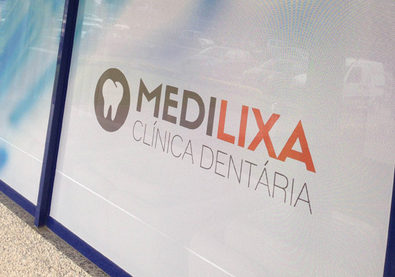 Aplicação vinil prefurado.