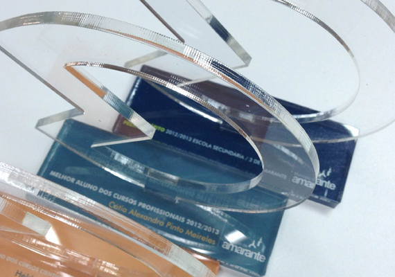 Corte de acrílico para brindes publicitários.